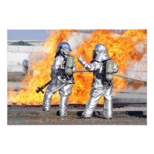 Impression Photo Les pompiers combattent un incendie simulé