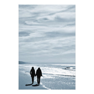 Impression Photo Lesbian Couple Walks côte à côte sur une plage de 