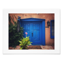 Porte bleue dans la maison en adobe