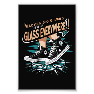 Impression Photo Portez vos chaussures Mesdames il y a du verre par