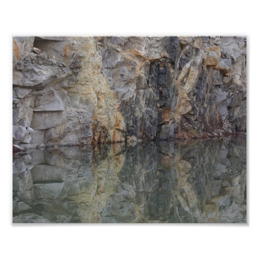 Impression Photo Réflexions De Mur De Falaise Rocheuse Dans L'Étang (Devant)