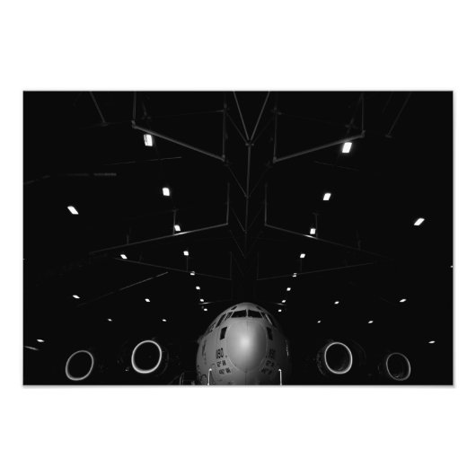 Impression Photo Un C-17 Globemaster III est assis dans un hangar (Devant)