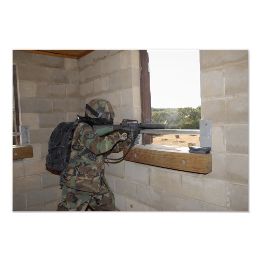 Impression Photo Un soldat agit comme force d'opposition (Devant)