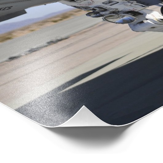 Impression Photo Un technicien en carburant d'aviation fixe une con (Coin)