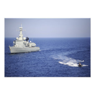 Impression Photo Une équipe de la marine portugaise dans un bateau