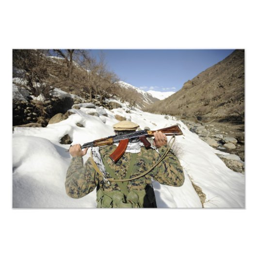 Impression Photo Une garde de Mujahadeen marche avec un militaire a (Devant)