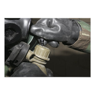 Impression Photo Une marine insère un tube potable dans son cante