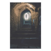 Impression Photo Une mystérieuse femme escalade un escalier souterr (Devant)