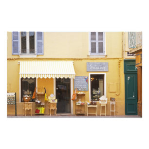 Impression Photo Une rue de marché dans la vieille ville avec un ma