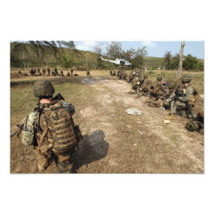 Impression Photo US Marines assure la sécurité en tant qu'UH-1N