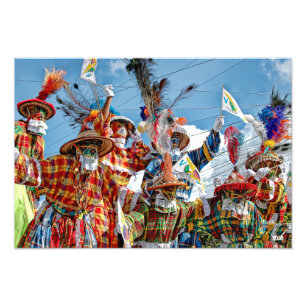 Impression Photo Vibrant Mocko Jumbies agitant les drapeaux des îl
