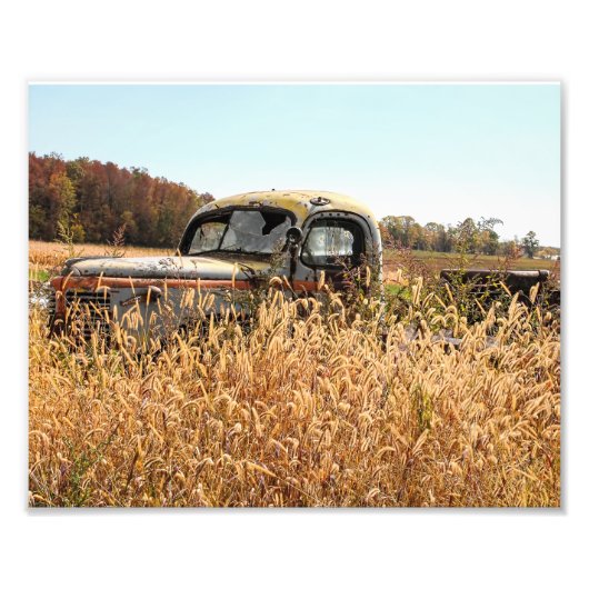 Impression Photo Vieux camion dans le champ agricole d'automne (Devant)