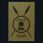 Impression Sur Bois Bouclier Maccabee Soumis Et Voies<br><div class="desc">Une représentation de style "sobre" militaire noir d'un bouclier de Maccabee et de deux lances. Le bouclier est orné d'un lion et d'un texte lisant "Yisrael" (Israël) dans l'alphabet paléo-hébreu. Le texte hébreu "Maccabee" apparaît également. Les Maccabées étaient des rebelles juifs qui ont libéré la Judée du joug de l'Empire...</div>