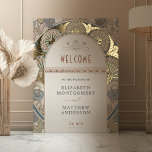 Impressions Dorure Affiche de bienvenue Bougainvillea Mariage d'or<br><div class="desc">Accueillez vos invités avec élégance grâce à cette élégante enseigne mariage vintage fleurie, aux motifs complexes de Bougainvilliers en bleu et or poussiéreux. Ce panneau d'accueil sophistiqué allie les polices serif classiques à une touche d'Art nouveau, créant une ambiance intemporelle et romantique pour votre journée spéciale. Parfait pour ajouter une...</div>