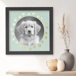 Impressions Dorure Chien chat animal empreinte de patte photo cadre v<br><div class="desc">Créez une affiche de votre chien ou animal de compagnie avec cette impression de papier peint avec votre photo à l'intérieur d'un cadre rond vert pâle (ou couleur personnalisée) avec de vrais empreintes de pattes de feuille d'or ou d'argent autour.</div>