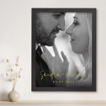 Impressions Dorure fiançailles mariage nom du couple date photo<br><div class="desc">Poster avec votre photo personnalisée et les noms dans une feuille d'or ou d'argent manuscrite de style script avec la date ci-dessous.</div>