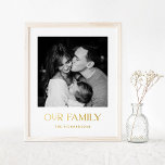 Impressions Dorure Notre famille | Photo et texte moderne en or<br><div class="desc">Cette affiche moderne et élégante présente votre photo personnelle préférée,  ainsi que les mots "notre famille" dans une typographie de feuille d'or unique et élégante. Il y a également un endroit pour ajouter votre nom de famille en or.</div>