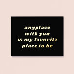 Impressions Dorure Typographie moderne Sweet Romantique Noir   Or<br><div class="desc">Cet imprimé d'art moderne en papier peint présente un arrière - plan noir avec une typographie simple qui dit "n'importe où avec vous est mon endroit préféré" en papier doré. La couleur arrière - plan est entièrement personnalisable et vous pouvez choisir entre l'or ou l'argent feuil surélevé. Le texte est...</div>