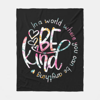 In A World Where You Can Be Anything Be Kind Kind Fleece Deken