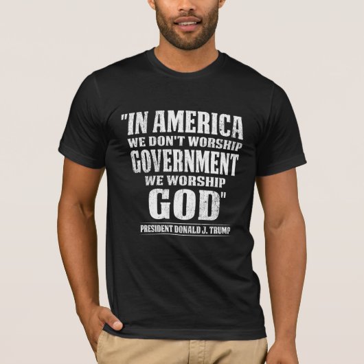 in Amerika aanbidden we geen regering ,Pro trump T-shirt (Voorkant)