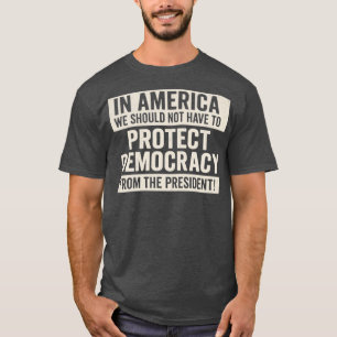 IN AMERIKA HOE VEN WE DEMOCRATIE NIET TE BESCHERME T-SHIRT