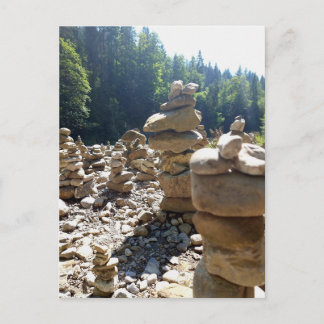 In Balance – Steintürme in der Natur Postkarte Briefkaart