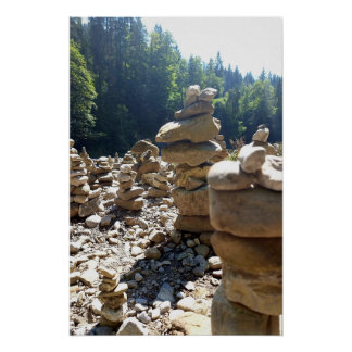 In Balance – Steintürme zwischen Wald und Wasser Perfect Poster