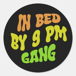 In bed door 9 PM gang Ronde Sticker