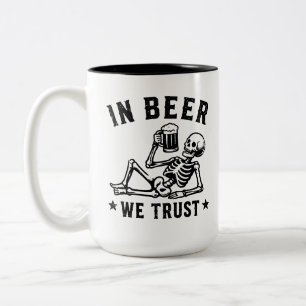 In bier vertrouwen we chillende skelet Beer Pong Tweekleurige Koffiemok