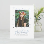 In de aankondiging van het Afstuderen van de Foto  (Staand voorkant)