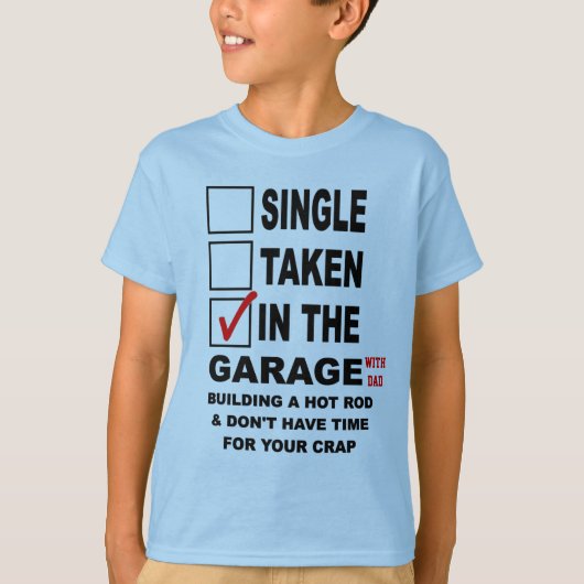 IN DE GARAGE (MET DAD) DIE EEN HOOGSTE ROD BOUWT T-SHIRT (Voorkant)