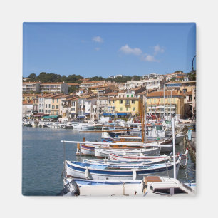 In de haven in het dorp Cassis. Vissen en Magneet