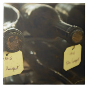 In de ondergrondse wijnkelder: flessen in tegeltje