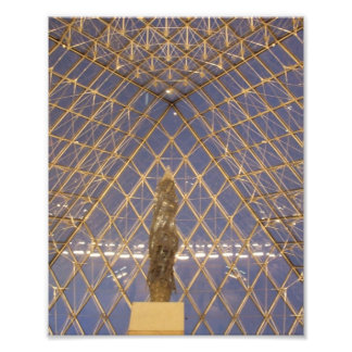 In de piramide bij het Louvre in Parijs, Frankrijk Foto Afdruk