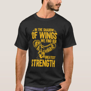 In de Schaduw van Vleugels Vinden We Onze Grootste T-shirt
