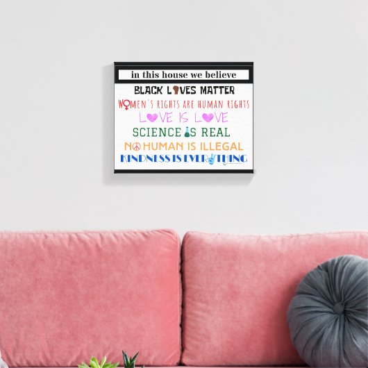 In dit huis geloven we... canvas print. (Insitu (Woonkamer))