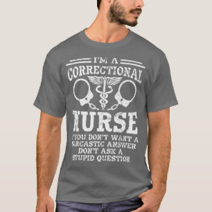 In een gevangenis voor verpleegkundigen in de geva t-shirt