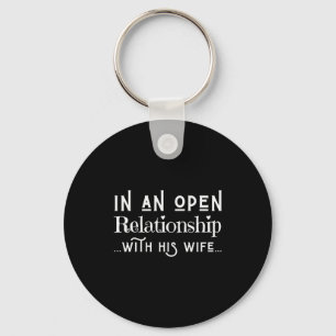 In Eén Open Relatie Met Zijn Vrouw Funny Valent Sleutelhanger