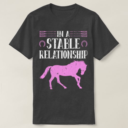 In een paardenrennen met stabiel Relatie T-shirt (Design voorkant)