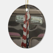 In een rockabilable auto keramisch ornament (Links)