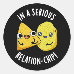 In een serieuze relatie-chip Funny Food Pun Dark B Ronde Sticker