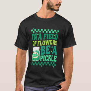 In Een Veld Met Bloemen Wees Een Augurk T-shirt