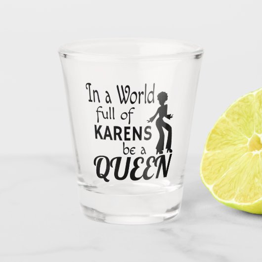 In een wereld van KARENS een KONINGIN Shot Glas (Voorkant)