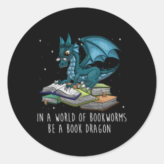 In een wereld vol boekwormen is een boekendraak ronde sticker