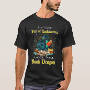 In een wereld vol boekwormen is een boekendrakenbl t-shirt