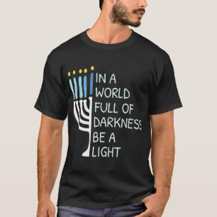 In een wereld vol duisternis, wees een lichtgelukk t-shirt