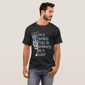 In een wereld vol duisternis, wees een lichtgelukk t-shirt (Voorkant volledig)