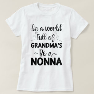 In een wereld vol Oma's is een cadeau van Nonna Qu T-shirt
