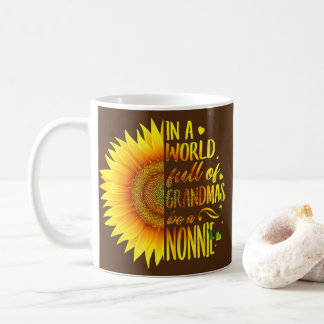 In een wereld vol oma's is een nonnie zonnebloem koffiemok