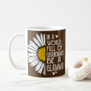 In een wereld vol oma's word je een glamma-madelie koffiemok